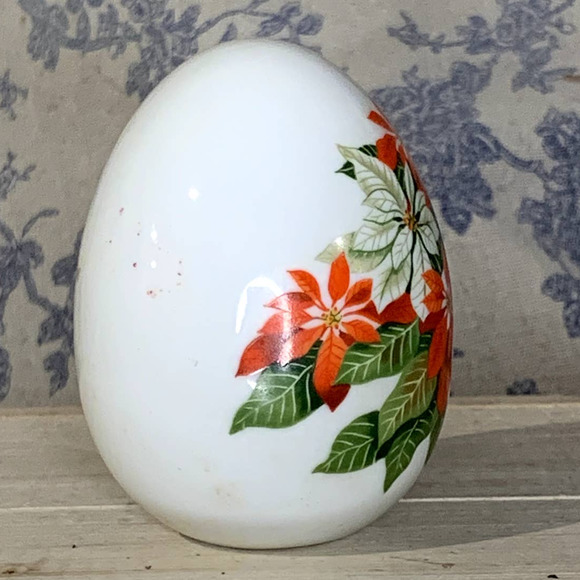 Avon Winter's Treasure 1987 Christmas Egg - Picture 3 of 4